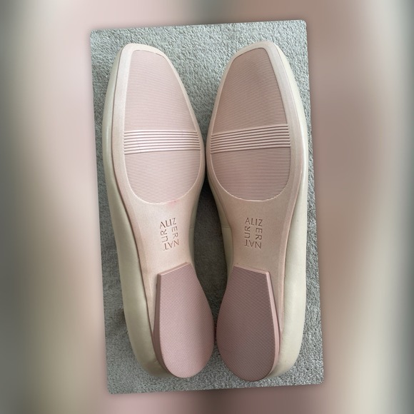 Naturalizer Women's Nude Leather Slip On Flats Size 7.5W Comfort Shoes - Picture 2 of 4